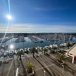 Avec Terrasse Et Parking Vue Port Camargue
